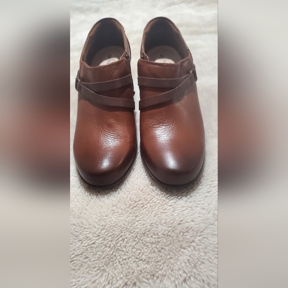 New Size 8 Clark's Leather Heeled Bootie - Picture 10 of 15
